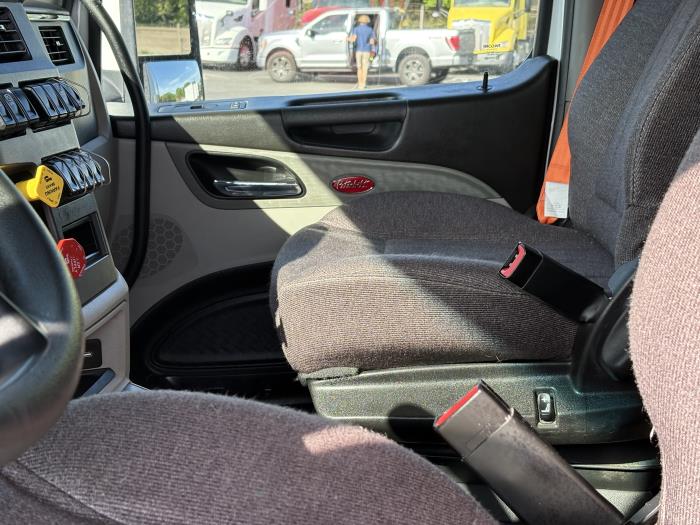 2022 Peterbilt 579-8