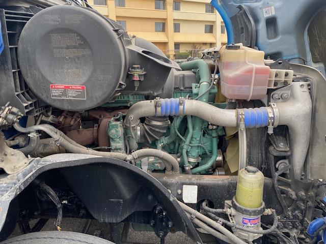 2022 Volvo VNL64T760-12