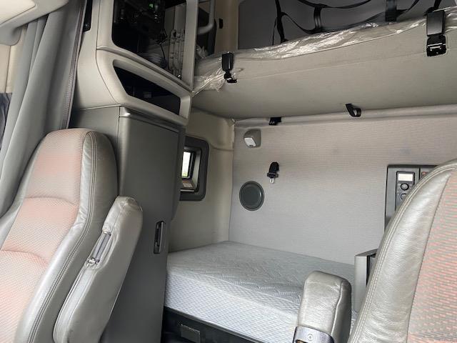 2022 Volvo VNL64T760-21