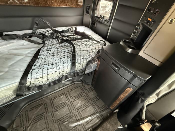 2027 Peterbilt 589 - image 11