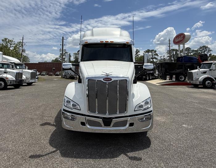 2027 Peterbilt 579 - image 7