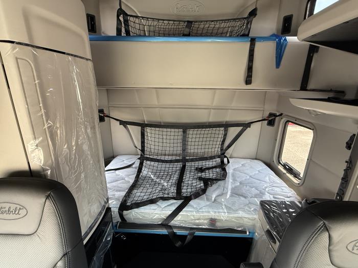 2027 Peterbilt 579 - image 10