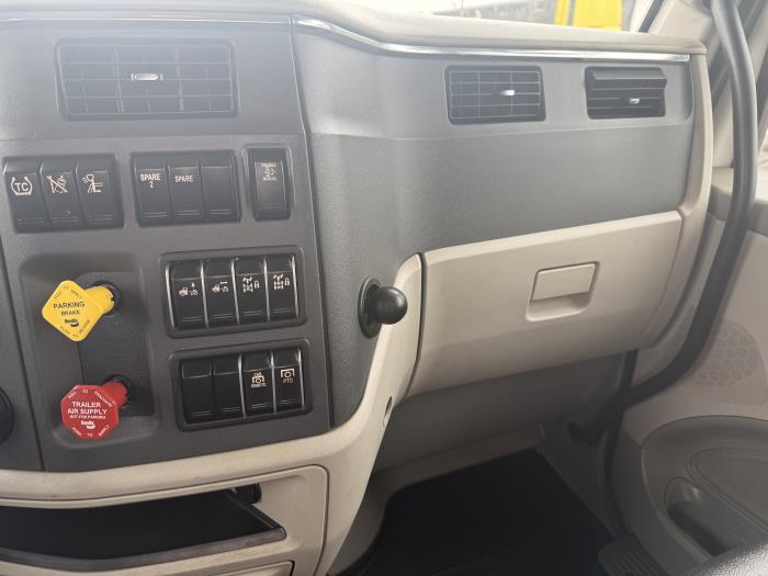 2020 Peterbilt 567-8