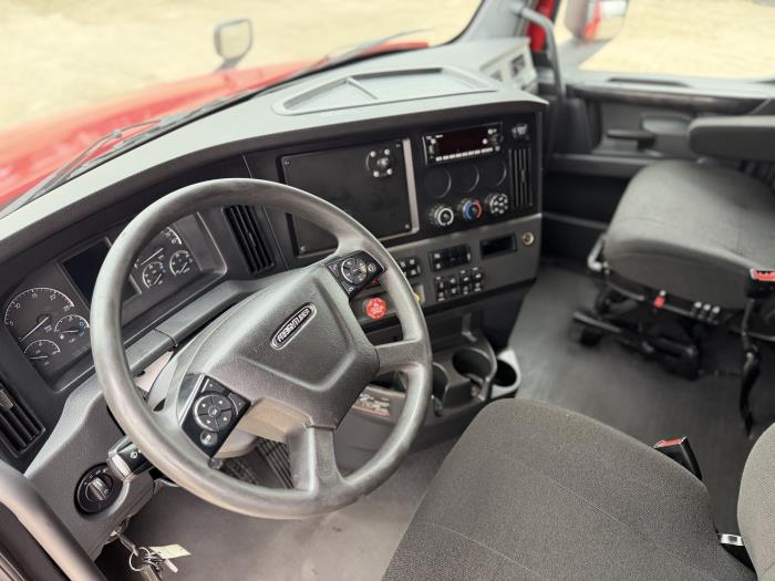 2023 Freightliner Cascadia-17