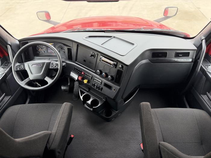 2023 Freightliner Cascadia-24
