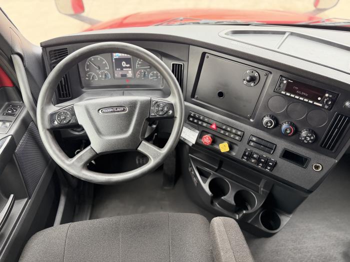 2023 Freightliner Cascadia-25