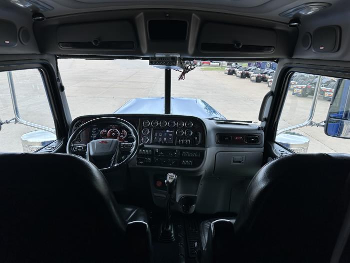 2023 Peterbilt 389-10