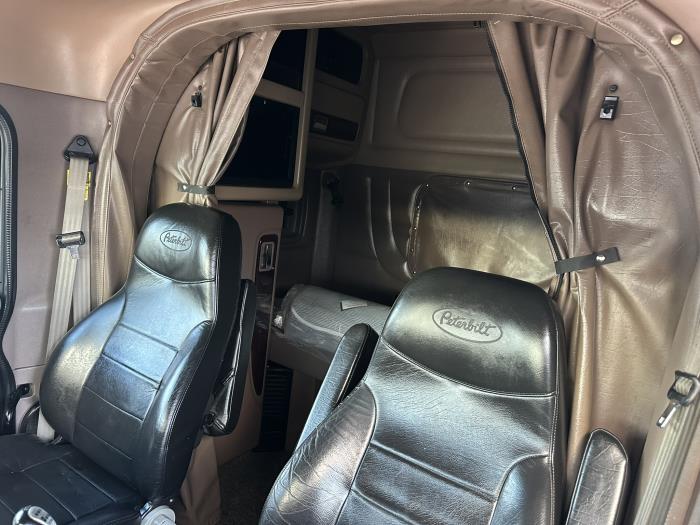 2022 Peterbilt 389-8