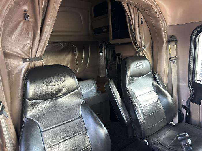 2022 Peterbilt 389-9