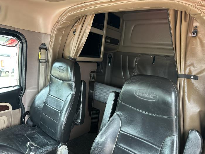 2022 Peterbilt 389-8