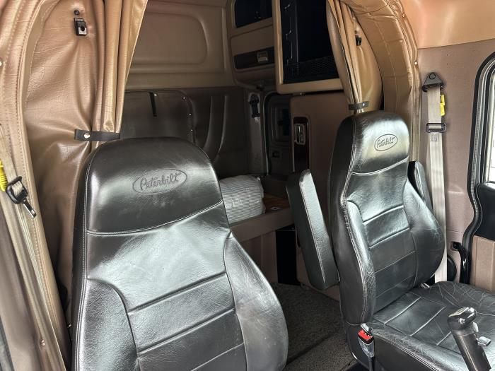 2022 Peterbilt 389-9