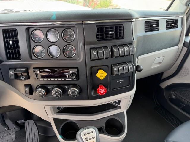 2027 Peterbilt 589-38