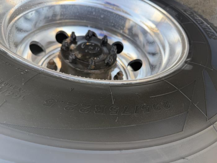 2023 Peterbilt 579-8