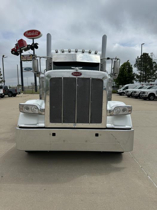 2023 Peterbilt 389-2