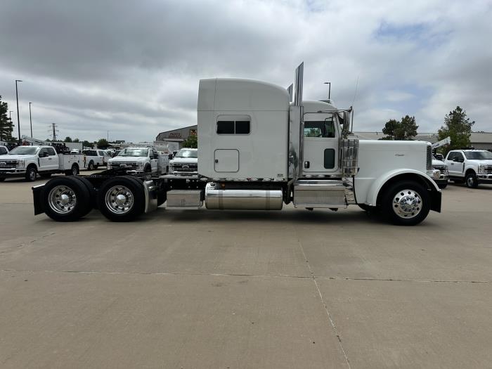 2023 Peterbilt 389-4