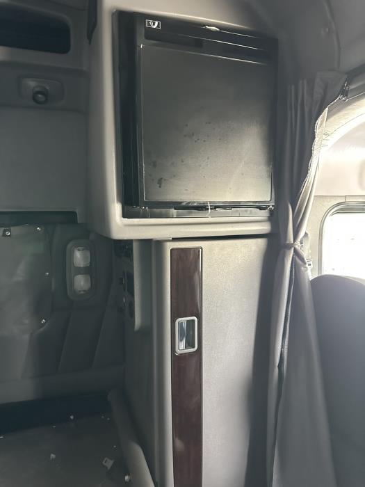 2023 Peterbilt 389-12