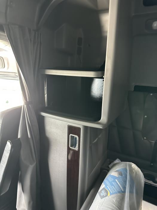 2023 Peterbilt 389-13