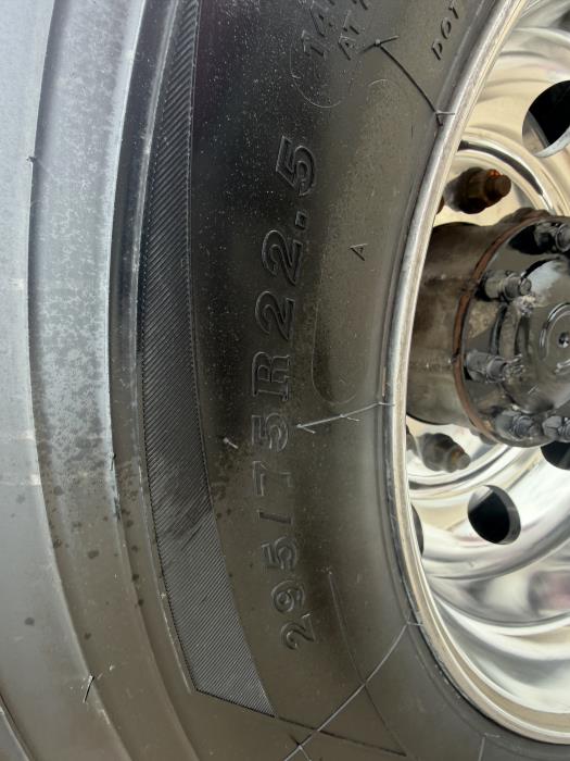 2023 Peterbilt 579-8