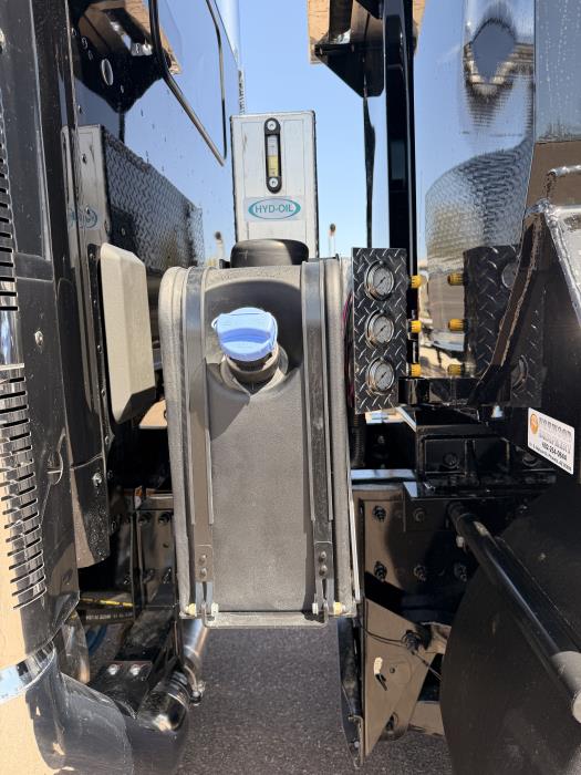 2027 Peterbilt 589-16