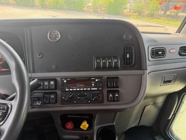 2022 Peterbilt 389-28