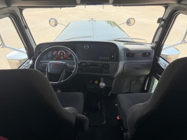 2022 Peterbilt 389-38