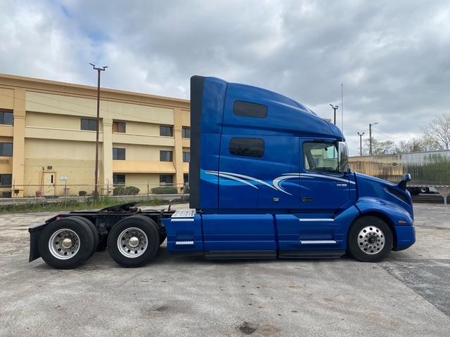 2022 Volvo VNL64T760-7
