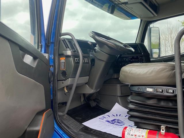 2022 Volvo VNL64T760-13