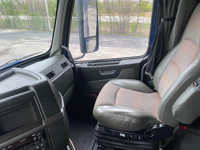 2022 Volvo VNL64T760-19