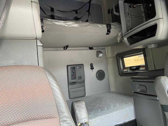 2022 Volvo VNL64T760-21