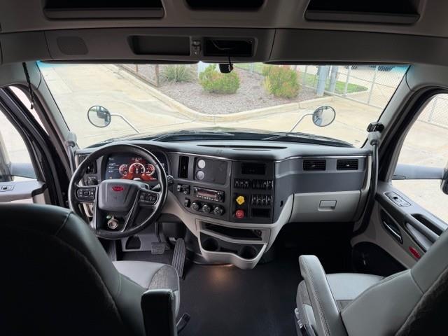 2022 Peterbilt 579-38