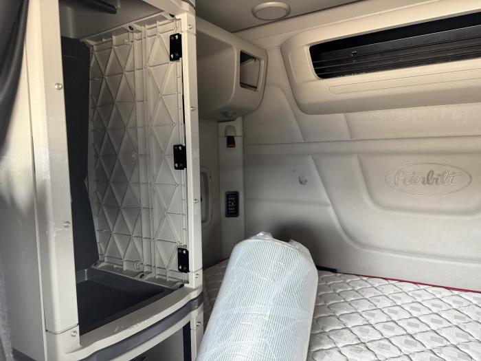 2022 Peterbilt 579-28