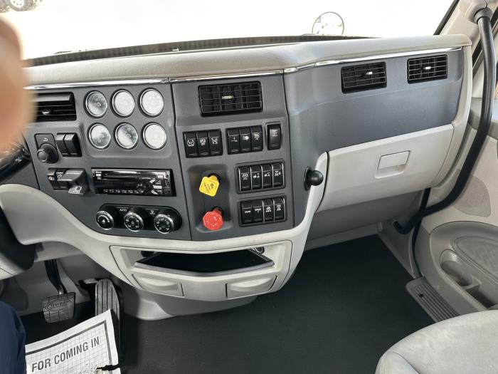 2021 Peterbilt 579-8