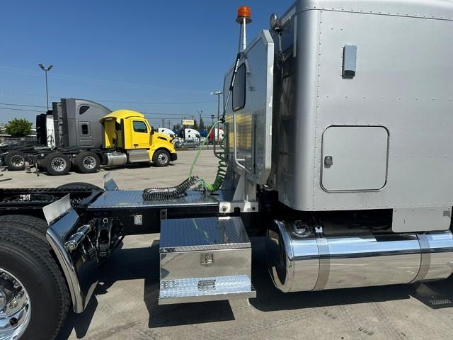 2020 Peterbilt 389-16