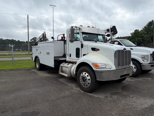2010 Peterbilt 335-1