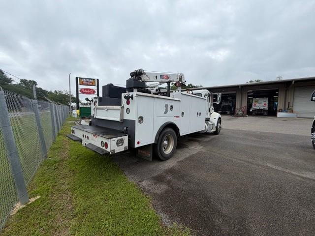 2010 Peterbilt 335-2