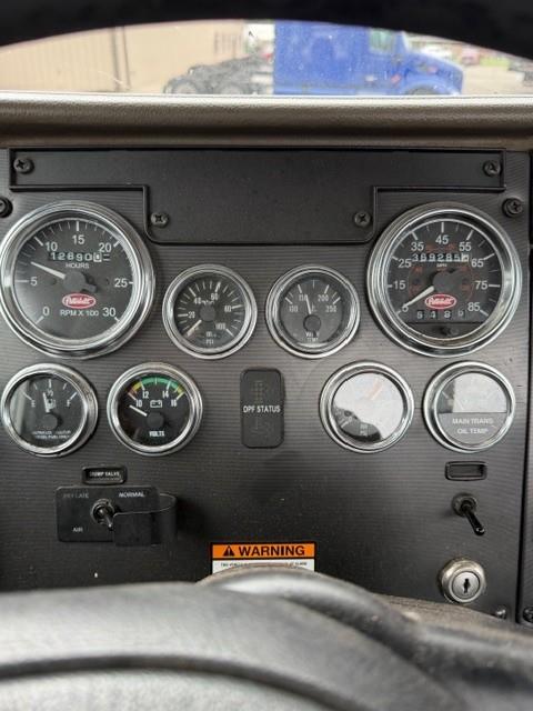 2010 Peterbilt 335-8
