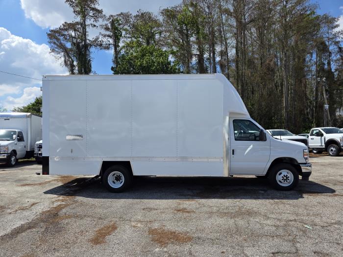 2027 Ford E-450-4