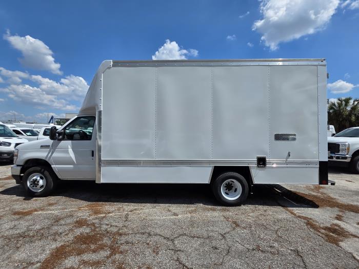 2027 Ford E-450-8