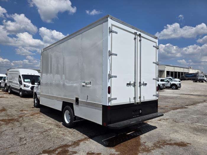 2027 Ford E-450-7