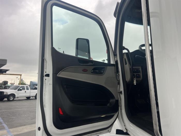 2023 Peterbilt 567-13