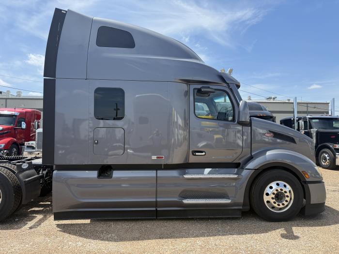 2027 Peterbilt 579-10