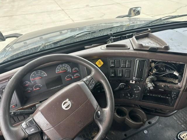 2015 Volvo VNL780-12