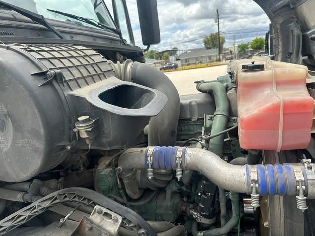2015 Volvo VNL780-16