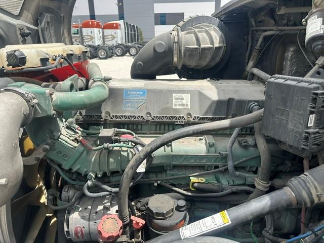 2015 Volvo VNL780-17