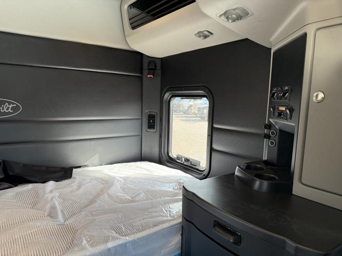 2027 Peterbilt 589-40