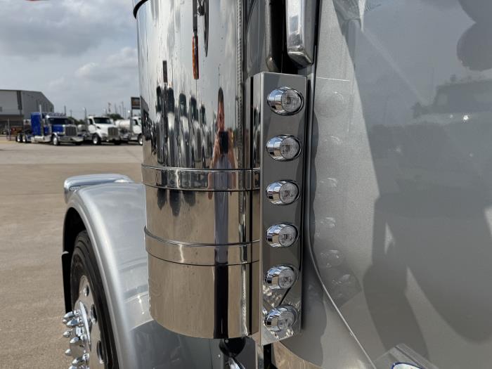 2027 Peterbilt 589-12