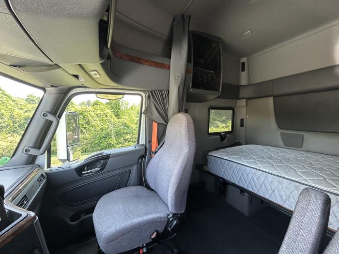 2022 International LT625-14