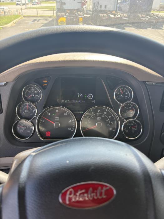 2022 Peterbilt 579-8