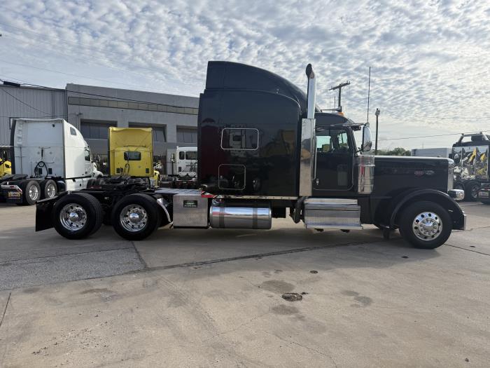 2022 Peterbilt 389-17
