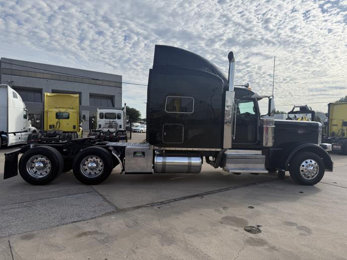 2022 Peterbilt 389-18